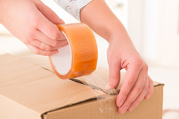 Приклейка скотча на листовки, плакаты, папки и другую полиграфическую продукцию